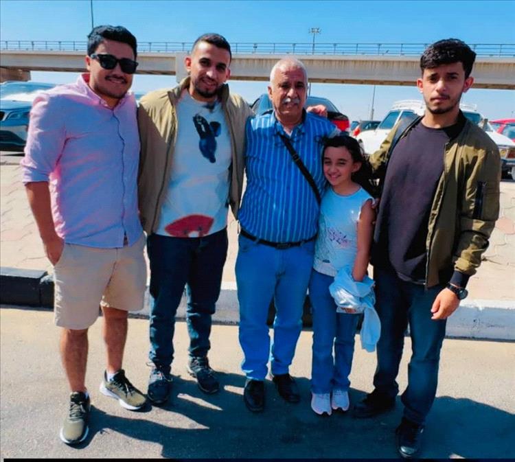 بعد أيام من الاحتجاز... الطيار المتوكل يظهر مبتسمًا في صورة حصرية رفقة عائلته