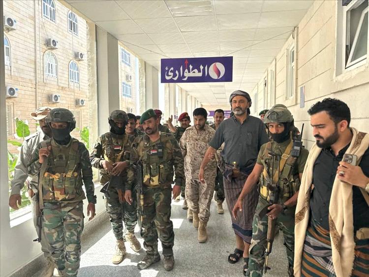 الجفري وبن الوزير يتفقدان جرحى حادث المحفد الإجرامي بمستشفى الشيخ محمد بن زايد بعتق