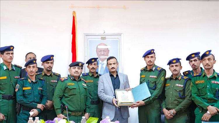 محافظ شبوة ومدير عام الشرطة يلتقيان بخريجي كلية الشرطة حضرموت ويؤكدان دعمهم لتعزيز أمن المحافظة