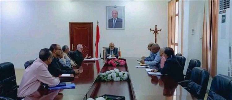 محافظ تعز يقرّ إجراءات عاجلة لإنهاء أزمة المياه ويعلن تخفيض رسوم المدارس الأهلية