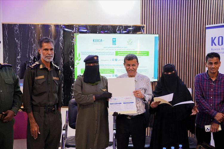 ‏المدير العام لمديرية الشحر يختتم الدورة التدريبية للعاملات في مجال سيادة القانون