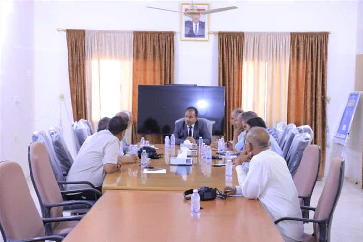 وكيل وادي وصحراء حضرموت يطلع على أعمال لجنة تصفية مشروع الصرف الصحي بسيئون وتريم ويشيد بجهودها