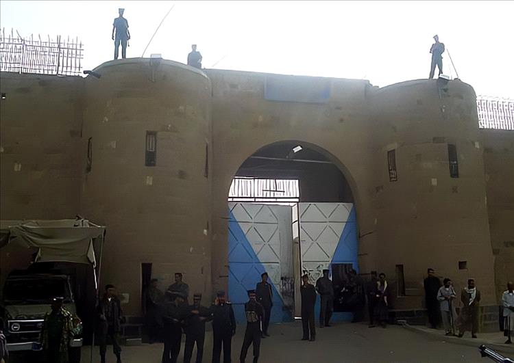 شبكة حقوقية: الحوثيون أفرجوا عن عناصر من القاعدة وداعش وأعادوا توظيفهم في القتال