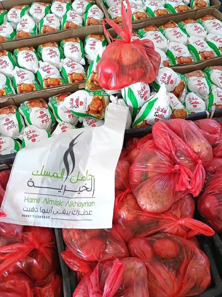 في ظل توقف الرواتب.. مبادرة "حامل المسك" تمد يد العون لـ100 أسرة فقيرة بشبوة