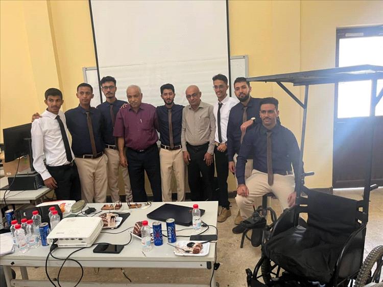 طلاب الميكاترونكس بجامعة عدن يناقشون مشاريع تخرج في مجالي الطاقة المتجددة والنقل اللاسلكي