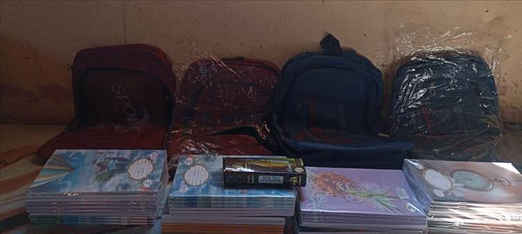 فاعلة خير تقدم حقائب مدرسية لتلاميذ جمعية زهور حواء بالكود ابين