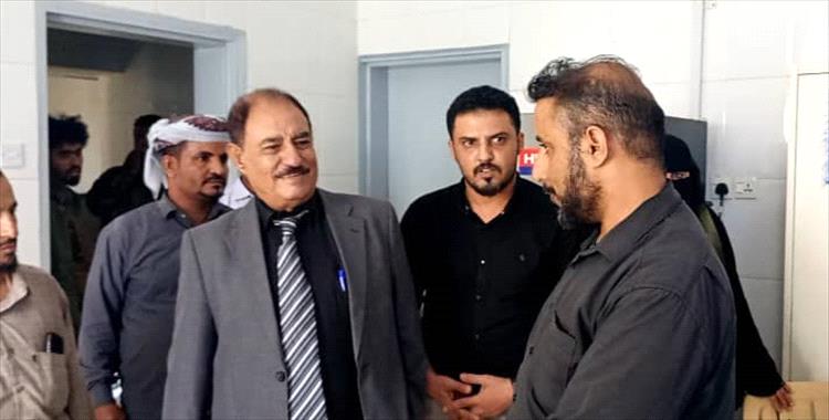 محافظ الضالع يوجه بتجهيز مستشفى الضالع المركزي بالأجهزة والمعدات الطبية بتكلفة 250 مليون