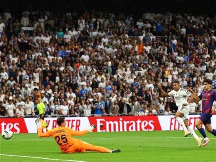 ريال مدريد يقلب الطاولة ويفوز على برشلونة بثنائية مثيرة في الكلاسيكو الإسباني