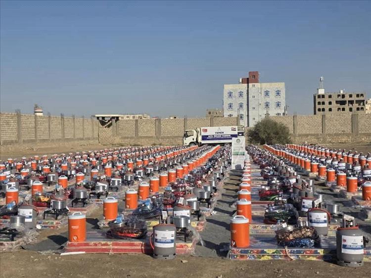 مؤسسة البادية توزع 250 حقيبة إيوائية للأسر النازحة في مأرب بدعم من وقف الديانة التركي