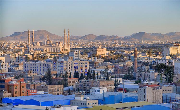 انهيار اقتصادي غير مسبوق في مناطق سيطرة الحوثيين وتهديد بإغلاق عشرات المصانع