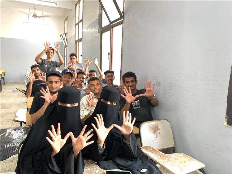 عدن:طلاب مؤسسة رموز التنموية للصم وذوي الاحتياجات الخاصة يباشرون التعليم التحضيري في قسم "إدارة أعمال"