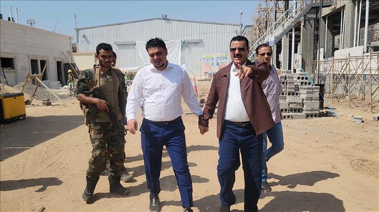 "الداؤودي" و"الحسيني" يطلعان على سير العمل في مشروع بناء مخازن اللقاحات في مديرية المنصورة بعدن