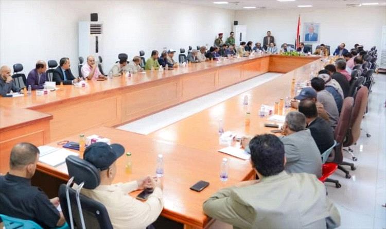تنفيذي شبوة يناقش مستوى الأداء العام لعدد من المكاتب في المحافظة
