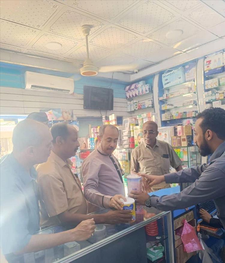 لجنة مراقبة الأسعار بالمهرة تنفذ نزولاً ميدانياً على الصيدليات وتشيد بالتزامها بأسعار الأدوية