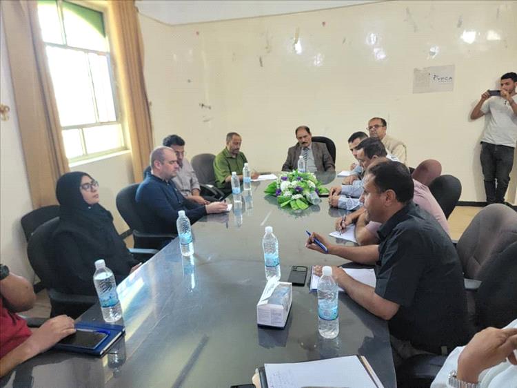 محافظ الضالع يلتقي ممثلي هيئة الإغاثة CRS وجمعية رعاية الأسرة لمناقشة التدخلات الإنسانية والتنموية