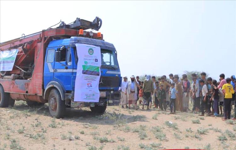 البدء بتنفيذ حفر بئر مياة وتجهيز خزان وتركيب منظومة طاقة شمسية للمشروع بالحديدة