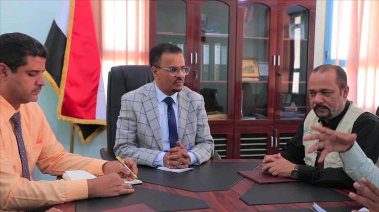 الأمين العام لمحلي حضرموت يرعى توقّيع عقد مشروع تمديد شبكة مياه بمنطقتي تبالة والمشرافة بمديرية الشحر بتمويل صندوق التمويل الإنساني YHF
