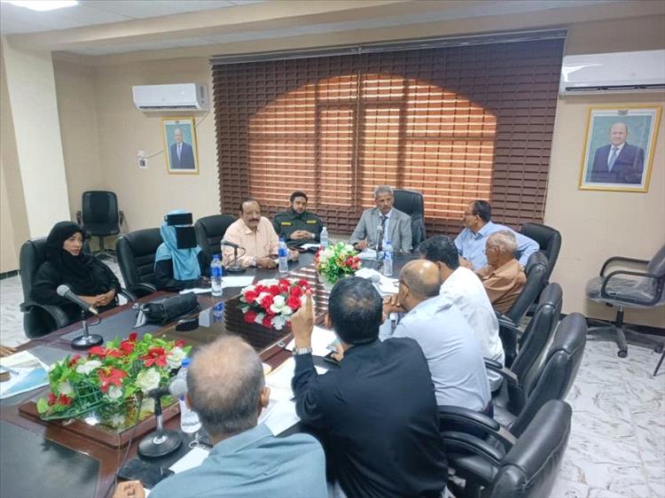 تنفيذي لحج يناقش يستعرض مستويات الأداء العام في مختلف القطاعات الخدمية والتنموية