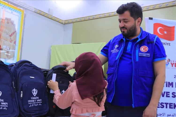 الوصول الإنساني  توزع 5500 حقيبة وزي مدرسي للايتام في محافظات عدن وتعز ومأرب