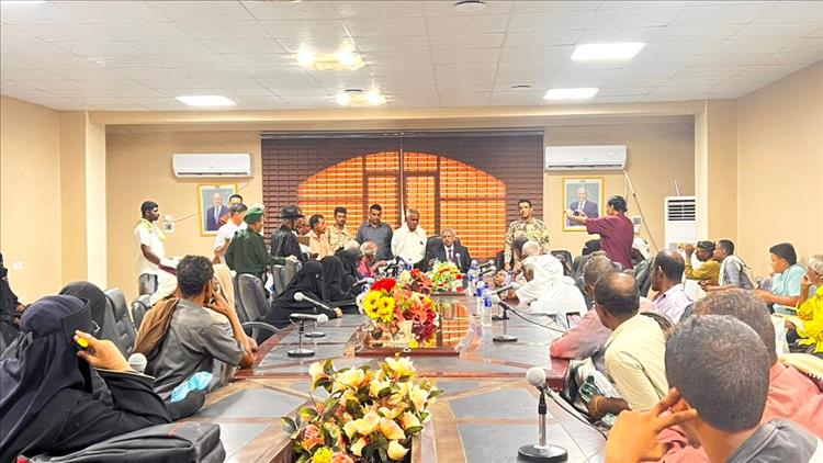 محافظ لحج يلتقي المواطنين ويستعرض قضاياهم الخدمية العاجلة