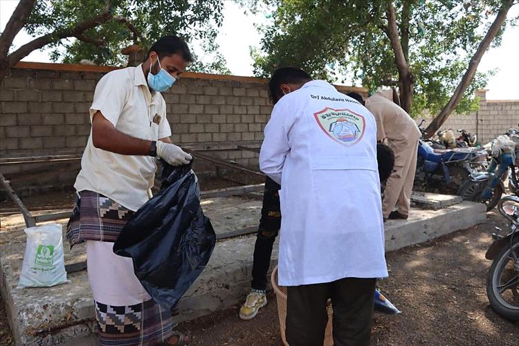 تنفيذ حملة نظافة في جامعة الحديدة لتعزيز الوعي البيئي