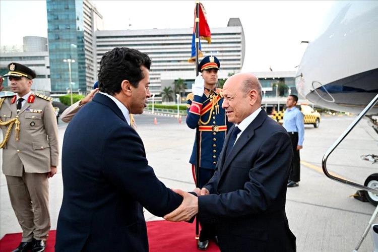 رئيس مجلس القيادة يصل القاهرة بدعوة من الرئيس السيسي للمشاركة في افتتاح المتحف المصري الكبير