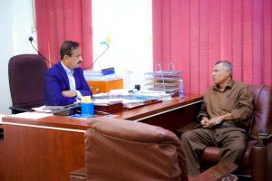 المحافظ بن الوزير: مشروع الصرف الصحي لمدينة عتق أولوية استراتيجية للسلطة المحلية