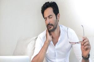 شد الرقبة والكتف: طرق منزلية فعّالة للتخفيف من الألم والوقاية