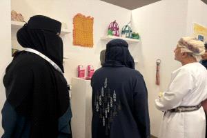 كفيفات جمعية الوفاء بعدن يبرزن إبداعهن في ملتقى النور بسلطنة عُمان