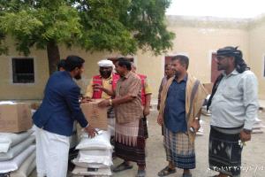الهلال الأحمر اليمني يوزع مساعدات غذائية لنازحين  المخيمات بمديرية مودية بمحافظة أبين