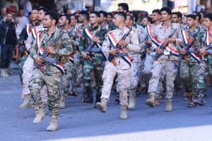 تعز تشهد عرضًا عسكريًا لوحدات من الجيش والأمن بحضور وزير الدفاع