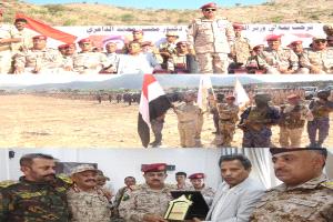 وزير الدفاع يطلع على الجاهزية القتالية والفنية لمحور أبين العملياتي
