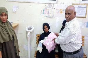 حيدرة يوزع حقائب الأمومة لحديثي الولادة والأمهات بمستشفى الصداقة