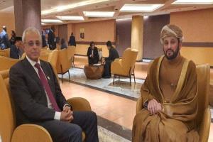 نائب وزير الخارجية يبحث مع مسؤول عماني تعزيز العلاقات الثنائية بين البلدين
