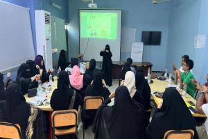 انطلاق دورة تدريبية لتعليم لغة الإشارة للسامعين في جمعية رعاية وتأهيل الصم بعدن