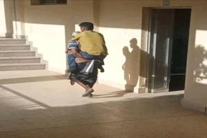 صورة أب يمني يحمل ابنه المعاق إلى الجامعة يوميًا تثير تعاطفًا واسعًا وأحمد غراب يعلّق: "هذا الأب يستحق وسام الدولة"
