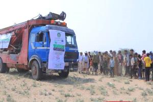 البدء بتنفيذ حفر بئر مياة وتجهيز خزان وتركيب منظومة طاقة شمسية للمشروع بالحديدة