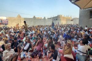لقاء قبلي حاشد في بير أحمد يطالب بسرعة ضبط قتلة الشيخ مهدي العقربي
