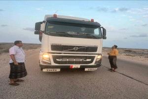 انفراجة بأزمة كهرباء عدن.. تحرك ناقلات الوقود الخام من أحور بعد نجاح وساطة قبلية