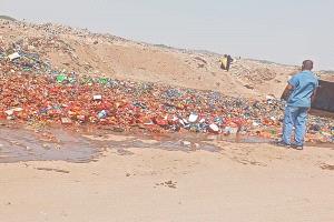 صحة البيئة بالمنصورة تتلف 15 طنًا من العصائر منتهية الصلاحية