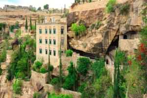 متنزه السكون... تحفة معمارية نحتتها الطبيعة في اليمن