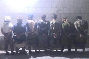 أمن أبين يعلن ضبط قائد نقطة وعدداً من أفراده لابتزازهم سائقاً مصرياً