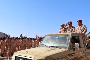 وزير الدفاع يزور محور أبين العملياتي ويشيد بجاهزية القوات ومعنوياتها