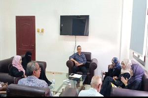 نائب مدير صحة عدن يناقش آلية تنفيذ نشاط التوعية بمكافحة الكوليرا والنظافة العامة بالمديريات الثلاث