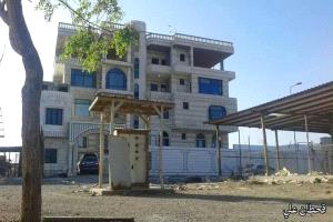 فيلا جزيرة العمال تُفجّر صراعاً علنياً بين الشنفرة وأسرة قرعة… جدل يتصاعد والكل يترقب كلمة القضاء