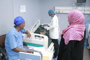 مؤسسة الأمل النسوية تختتم امتحانات الدفعة الرابعة من برنامج الرعاية التنفسية في حضرموت