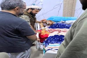 القائد أكرم أبو البراء يزور عميد الأسرى الجنوبيين أحمد المرقشي للاطمئنان على صحته