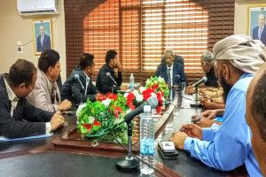 محافظ لحج يشدد على تحصيل الإيرادات وضبط الأسعار خلال اجتماعه بمدراء المديريات