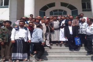 فضيحة مدوّية في إب.. موظفو النظافة يثورون بعد اعتداء قيادي حوثي على مدير الصندوق بسبب "شيك مالي"