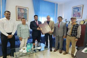 رئيس جامعة المهرة يزور معهد الصحافة وعلوم الإخبار بجامعة منوبة في تونس